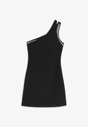 Czarna sukienka na jedno ramię o dopasowanym kroju, z teksturowanym akcentem wzdłuż ramienia, wykonanym z małych elementów dekoracyjnych.