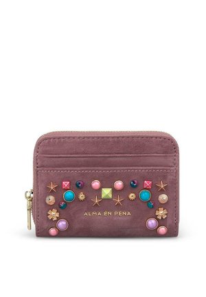 Pequeña cartera de ante malva decorada con tachuelas y estrellas de colores, cremallera dorada y nombre de la marca Alma en Pena en relieve en el frente.