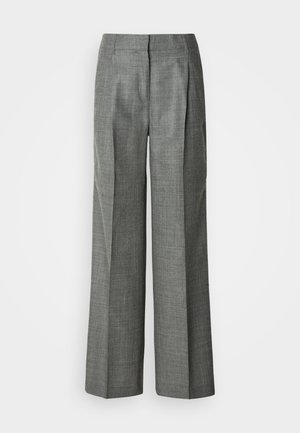 Pantalon gris à jambes larges en tissu texturé, avec des plis, un devant plat et une coupe droite. Pas de poches visibles ni d'ornements.