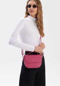 RYŁKO Käsilaukku - pink