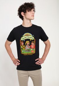 Černé tričko s barevným grafickým motivem dětí, které vyrábějí brownies, s textem "Udělejme speciální brownies" a "Rodinné recepty."