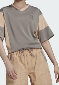 adidas by Stella McCartney T-shirt med print - grey