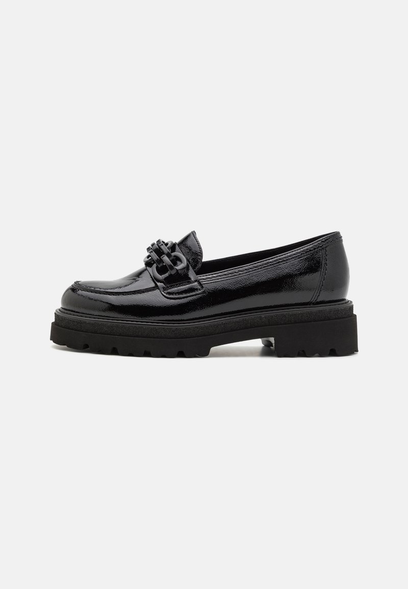 Mocassin noir brillant avec semelle crantée épaisse et bride tressée décorative sur le dessus, présenté en profil sur fond uni.