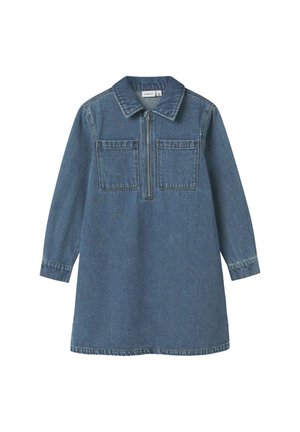 Robe en denim avec col, manches longues, fermeture éclair d'un quart de longueur, deux poches poitrine et coupe droite. Couleur bleu claire à moyen.
