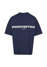 Mørkeblå bomulds t-shirt med korte ærmer, prydet med store hvide bogstaver "PROHIBERET" og "10119, BERLIN" på ryggen.