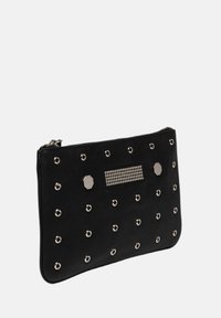 Zwarte leren clutch met zilveren studs en hexagonale accenten, voorzien van een met rhinestones bezette strook en een ritssluiting.
