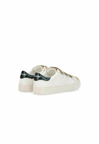 Witte leren sneakers met een tan suede overlay, groene metallic accenten op de hiel en een textuur rubberen zool. Heeft geperforeerde details.