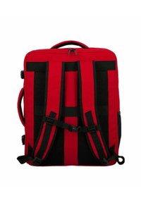 Rood stoffen rugzak met zwarte accenten. Beschikt over verstelbare gevoerde schouderbanden, een handvat aan de bovenkant en een ritssluiting. Gaaspanelen voor ventilatie.