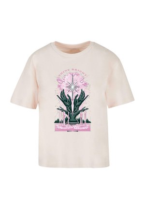 Kurzärmliges, hellrosa Baumwoll-T-Shirt mit einem zentralen Grafikdesign von schwarzen Händen und einem strahlenden Stern, versehen mit rosa und grünen Akzenten.