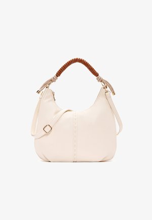 Witte leren schoudertas met een gebogen vorm, voorzien van een bruine gevlochten handgreep en een verstelbare schouderband. Inclusief een ritsluiting en decoratieve stiksels.