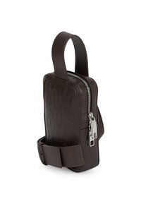 Brązowa skórzana torba z teksturowanym geometrycznym wzorem, zapięciem na zamek i odczepianym paskiem. Posiada górny uchwyt do łatwego noszenia.