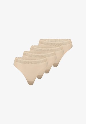 Quattro slip da donna beige con bordatura in pizzo disposti diagonalmente su uno sfondo bianco.