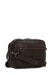Borsa a tracolla in pelle marrone con chiusura a zip, tracolla regolabile, tasca frontale, logo in rilievo e dettagli in metallo argentato.