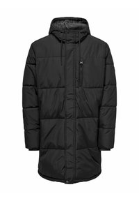 Crna puffer jakna s kapuljačom, koja ima zippered džep na prsima, dugi rukavi i kviltirani dizajn za izolaciju. Glatka vanjska tekstura.
