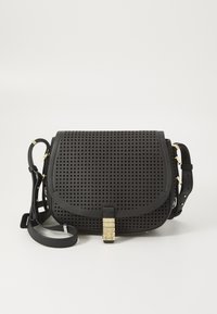 Zwarte geperforeerdeleren schoudertas met een flap sluiting, voorzien van een gouden sluiting, verstelbare band en een gladde textuur.