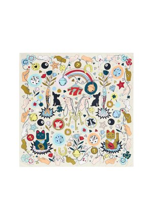 Motif coloré de symboles porte-bonheur comprenant des chats maneki-neko, des dés, des clés, des fers à cheval, des chats noirs, des poissons, des trèfles et des mains pointant sur fond crème.