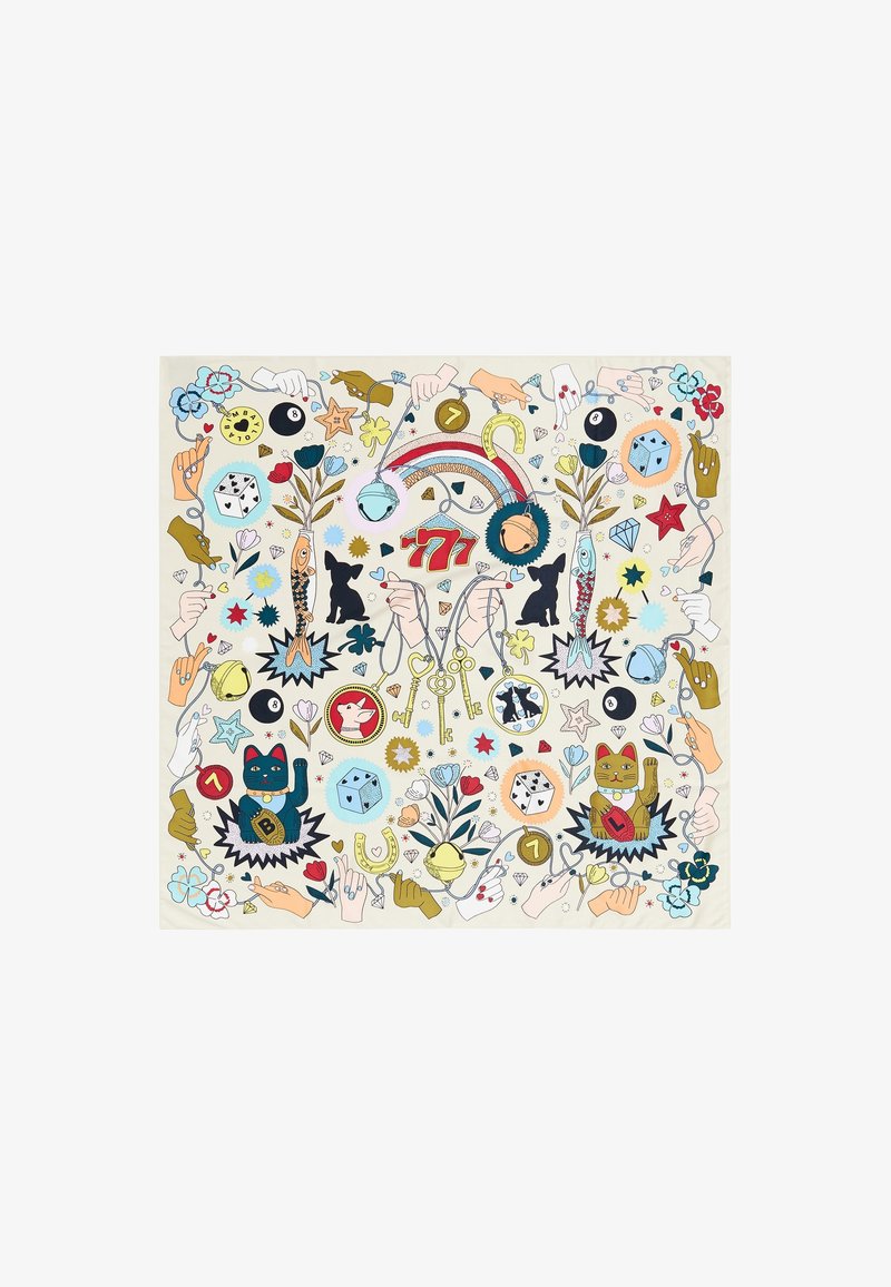 Motif coloré de symboles porte-bonheur comprenant des chats maneki-neko, des dés, des clés, des fers à cheval, des chats noirs, des poissons, des trèfles et des mains pointant sur fond crème.