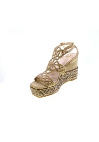 Sandalo wedge beige con una piattaforma intrecciata testurizzata, intricate cinghie incrociate decorate con perline e una soletta imbottita.