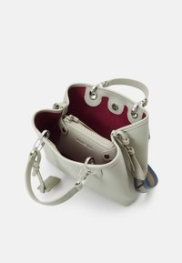 Vaaleanharmaa tekonahkainen olkalaukku, jossa on teksturoitu pinta. Sisältä viininpunainen vuori ja hopeanväriset metalliosat. Mukana pieni vetoketjullinen tasku sisällä.