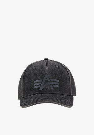 Donkergrijze baseballpet met een gestileerd A-logo en drie horizontale strepen op het voorpaneel.