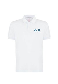 Polo shirt bianco in cotone con colletto, caratterizzato da motivi geometrici blu sul lato sinistro del petto. Maniche corte e orlo dritto.