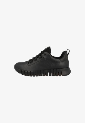 Sneaker in pelle nera con una superficie testurizzata, lacci elasticizzati e una suola in gomma rigata. Design minimalista con un'etichetta sul tallone.