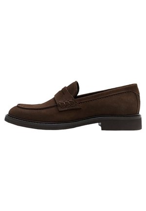 Mocassin homme en daim marron avec détails cousus et semelle noire, vue de côté sur fond blanc.