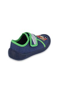 Blaue Jeansschuhe mit grünen Akzenten, Klettverschluss und einer Profilsohle im Reifenmuster. Verfügt über eine bunte gedruckte Figur an der Seite.