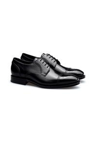 Chaussures de ville en cuir noir avec une finition brillante, présentant un bout pointu, un laçage à l'avant et un décor de brogue le long des bords.