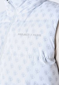 Gilet bianco trapuntato con motivo logo ripetuto, colletto alto e ricamo silver con la scritta "PROJECT X PARIS" sul davanti.