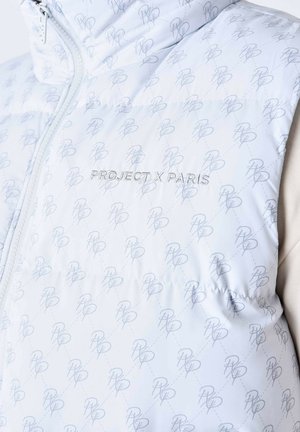 Gilet bianco trapuntato con motivo logo ripetuto, colletto alto e ricamo silver con la scritta "PROJECT X PARIS" sul davanti.