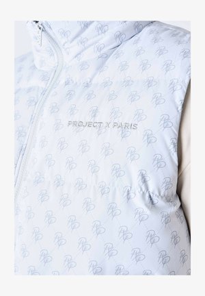 Witte gewatteerde vest met een herhaald logo-patroon, opstaand kraag en zilveren borduring van "PROJECT X PARIS" op de voorkant.