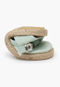 Espadrille sandaal, mille kootud jute tald, piparmündiroheline kangas vooder ja hõbedane aksessuaar kokkuvolditavas disainis.