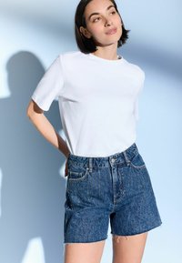 Next EMBELLISHED REGULAR FIT - Denimové šortky - mid blue