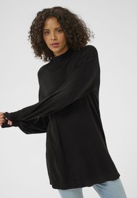 Pulover negru cu mâneci lungi, guler înalt, croială lejeră și mâneci bufante. Textură moale, tiv ușor prelungit și manșete ribate.