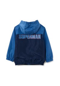 Blaues Kapuzenjackett mit glänzender Textur, bestehend aus einem dunkelblauen Körper und hellblauen Ärmeln. "SUPERBMAN" in fettem Rot auf dem Rücken gedruckt.