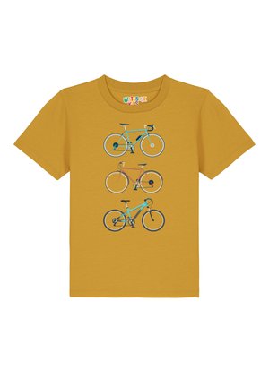 Geel katoenen t-shirt met een print van drie fietsen in verschillende stijlen: een racefiets, een stadsfiets en een mountainbike, allemaal in verschillende kleuren.