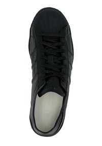Sneaker nera in pelle con punta texturizzata, design con lacci e dettagli perforati. Rivestimento interno liscio di colore chiaro.