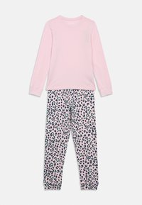 Rožinė ilgų rankovių palaidinė su apvaliu kaklu ir raukšlėmis ant rankovių, derinama su rožiniais leopardų rašto pižamų kelnais, kuriuose yra žalių ir mėlynų taškų.