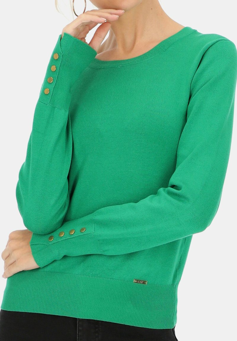 Zielony sweter z dzianiny o okrągłym dekolcie, z prążkowanymi mankietami i złotymi guzikami na rękawach. Posiada dopasowany krój.