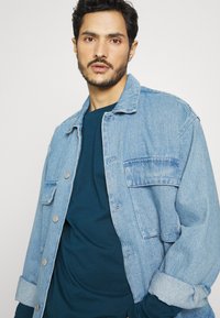 Tommy Hilfiger LOGO LONG SLEEVE TEE - Camisola de manga comprida - dark lakeside