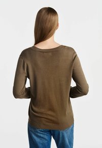 Oliwkowy, dziany sweter z okrągłym dekoltem i ściągaczem, o gładkiej strukturze i rękawach długości całkowitej. Widok z tyłu.