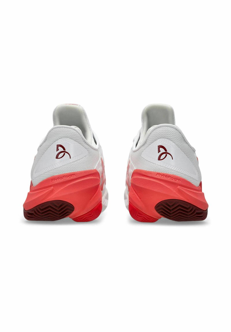 Scarpe sportive bianche con accenti rossi, tomaia in rete e motivo testurizzato sulla suola. Presentano il logo sul tallone e il marchio FlyteFoam.