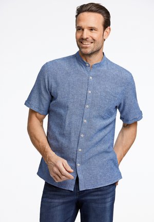 Kurzärmeliges, hellblaues Chambray-Hemd mit Stehkragen, einer Brusttasche und durchgehender Knopfleiste. Sauberes, strukturiertes Gewebe.