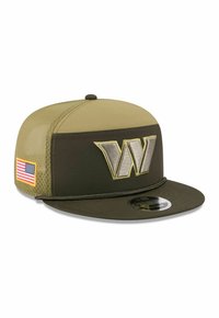 Olivgrüne Baseballmütze mit flachem Schirm, ausgestattet mit einem strukturierten Netzrücken, gesticktem 'W'-Logo und einem kleinen amerikanischen Flaggen-Patch.