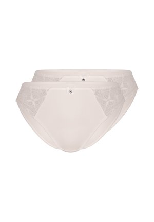 Zwei weiße High-Waist-Damenslips mit seitlichen Spitzeneinsätzen und einem kleinen herzförmigen Anhänger in der Mitte des Bündchens.