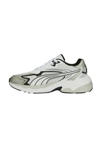 Sportovní obuv s bílým síťovaným svrškem, černými a šedými akcenty, texturovaným povrchem a polstrovanou podrážkou s vyvýšeným podpatkem.