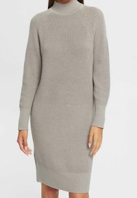 Abito in maglia grigio chiaro, con scollatura alta, maniche lunghe, polsini e orlo a coste, silhouette aderente e spacco laterale.
