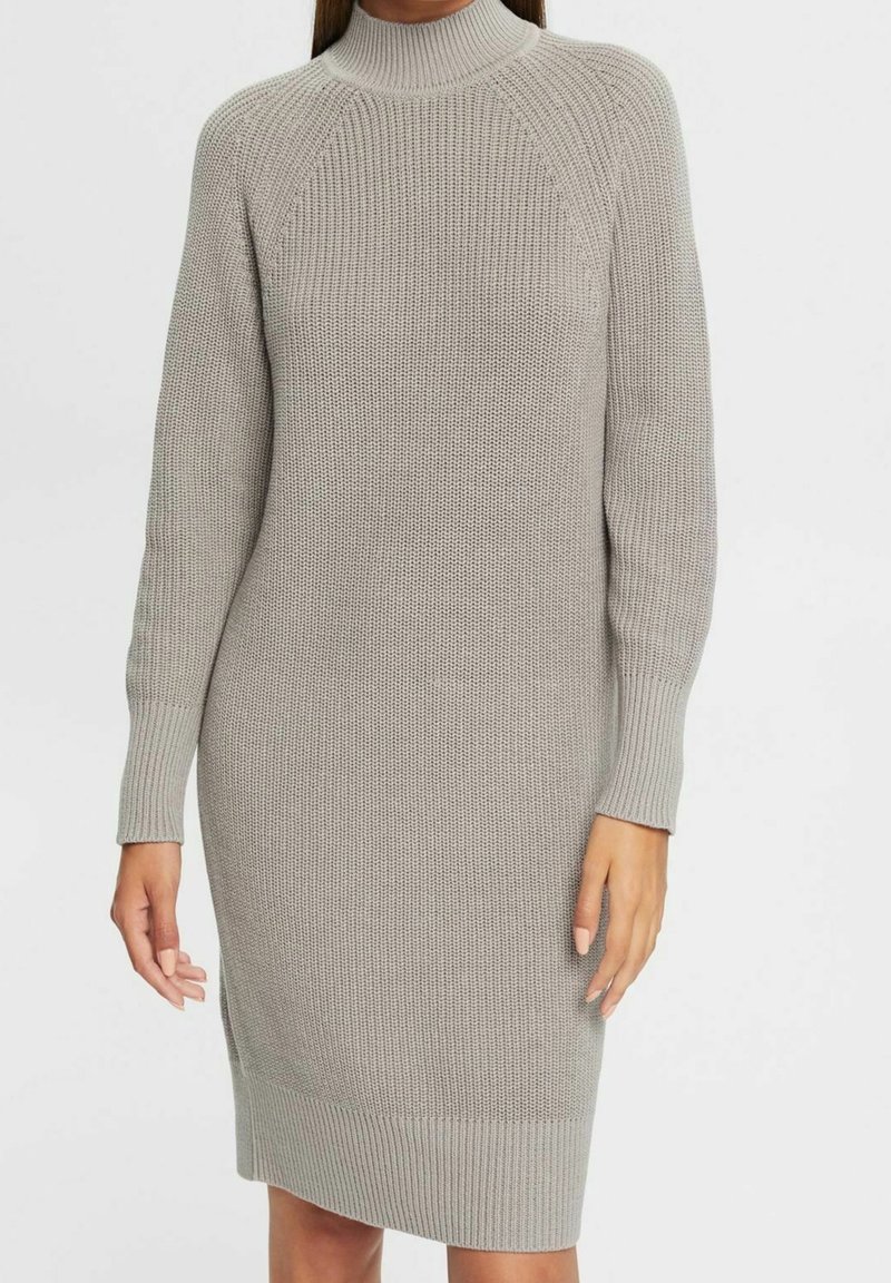 Abito in maglia grigio chiaro, con scollatura alta, maniche lunghe, polsini e orlo a coste, silhouette aderente e spacco laterale.