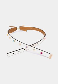 Cintura in pelle bianca con bordi neri, caratterizzata da gemme multicolori incastonate in fissaggi dorati; include un dettaglio a fiocco nella chiusura.